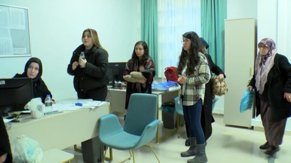 Ankara'ya getirilen depremzedeler GSB yurtlarına yerleştiriliyor